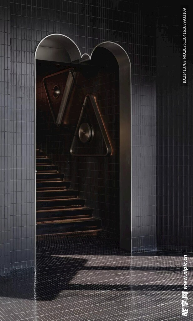 现代风格拱形门与楼梯