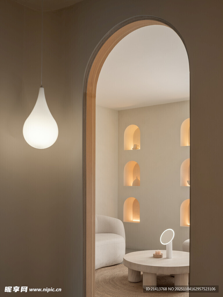 拱形门洞下的简约室内景致