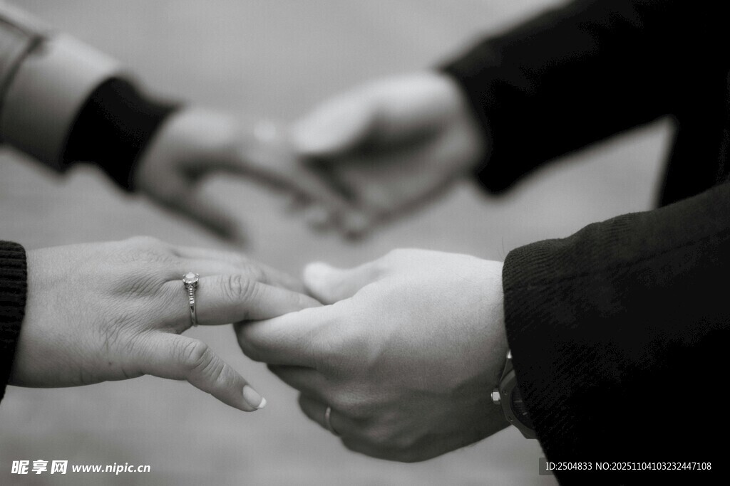 手牵手的亲密瞬间