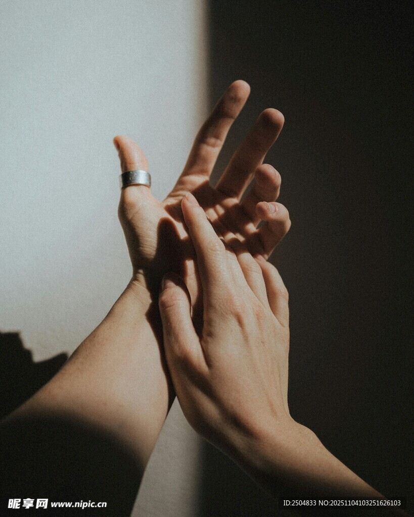 双手交握的亲密瞬间