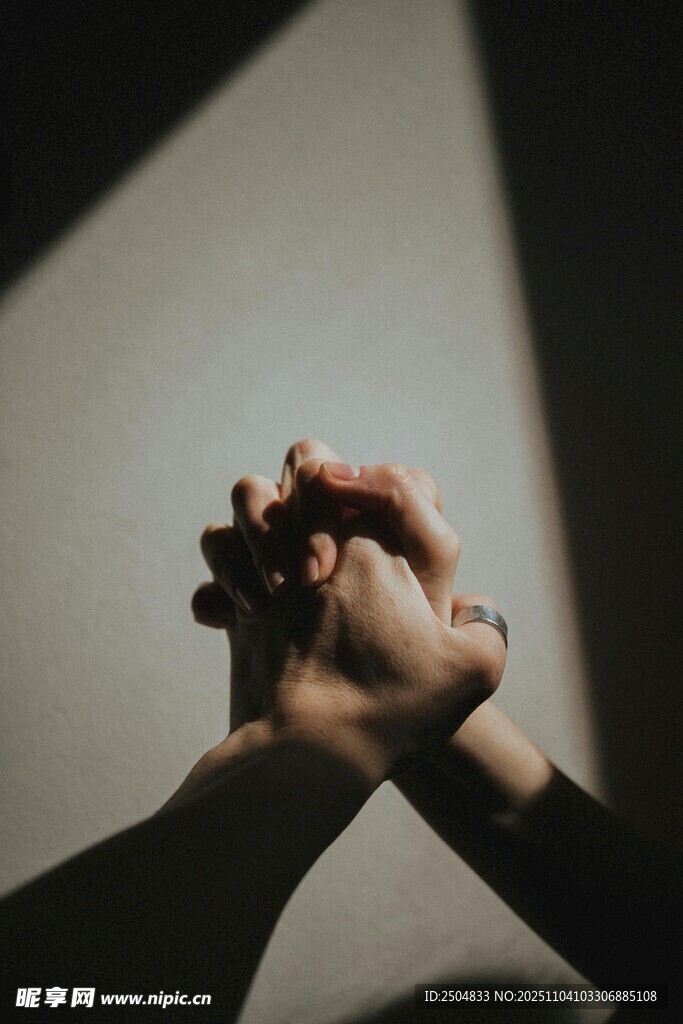 双手交握的温馨瞬间