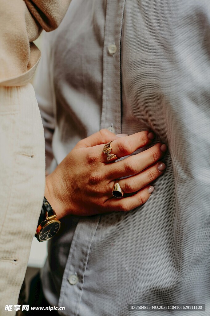 手置于腹部的亲密瞬间