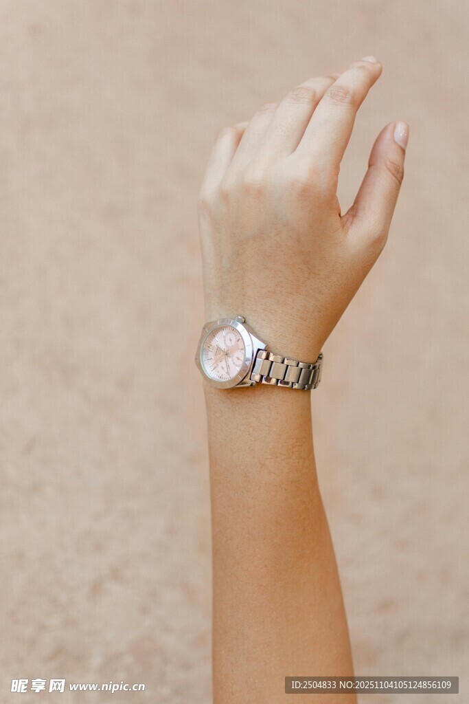 女士手腕上的精致手表