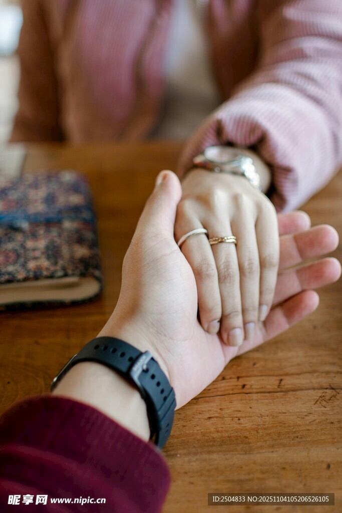 手牵手的温暖瞬间