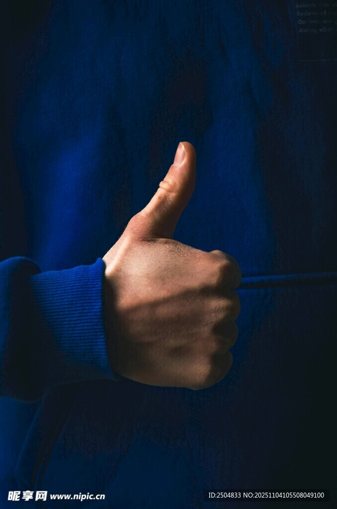 竖起大拇指的手部特写