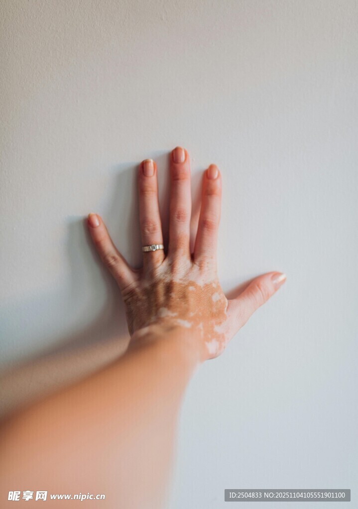 手部涂抹泡沫特写