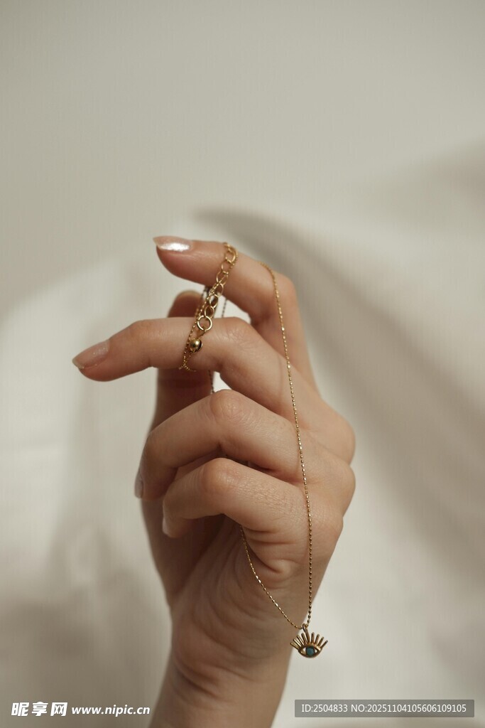 优雅手部特写 美甲与戒指