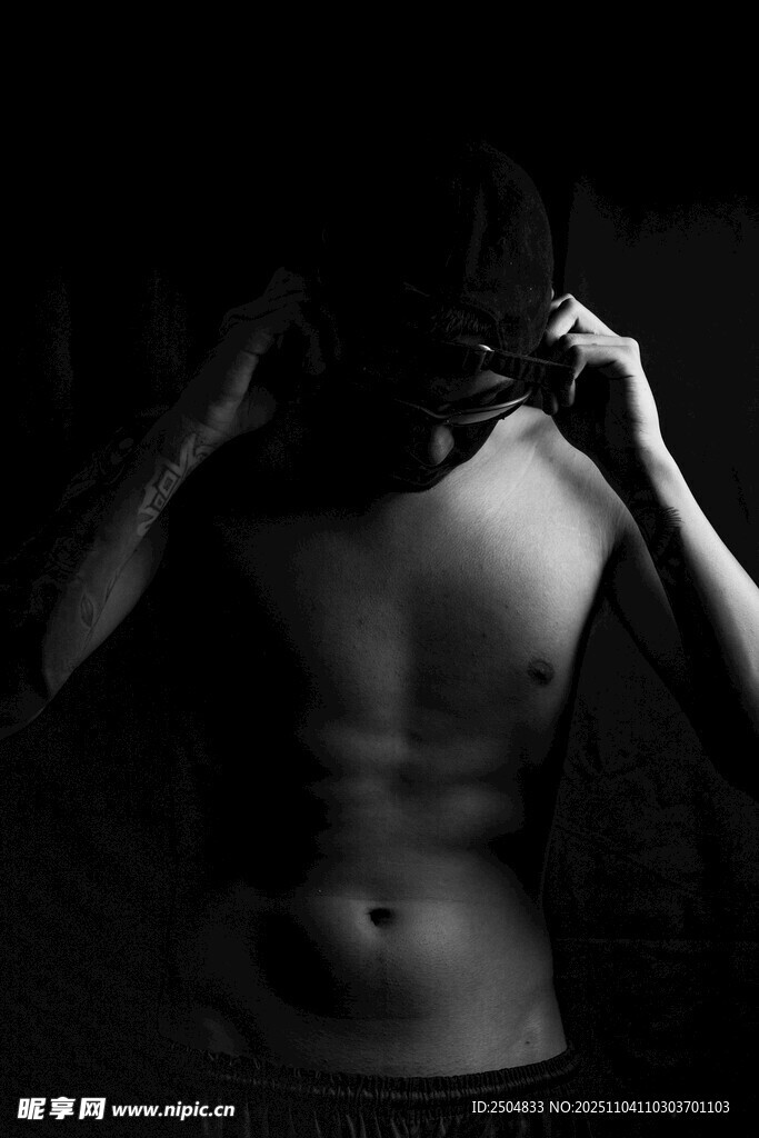 赤裸上身男子的神秘姿态