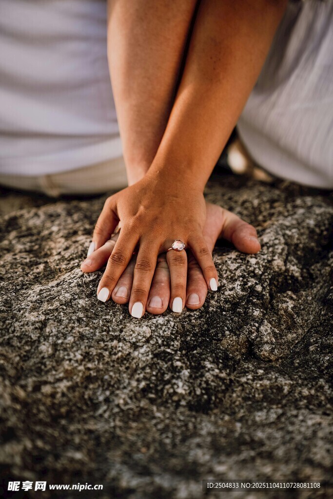双手触摸粗糙地面纹理