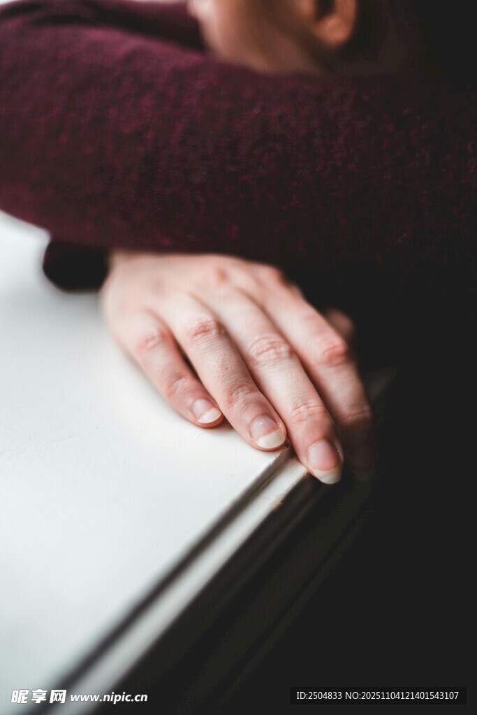 手搭桌边的特写瞬间