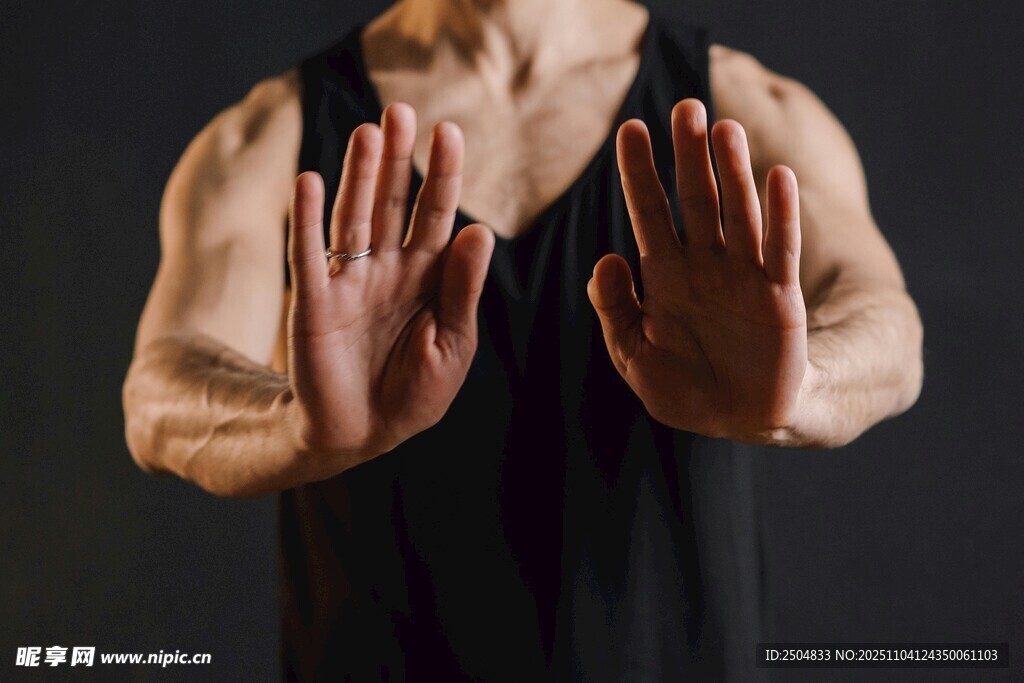 肌肉男展示强壮手臂