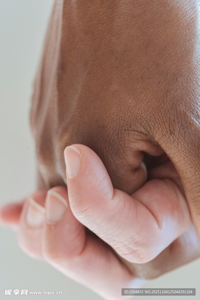 大手牵小手的温馨时刻