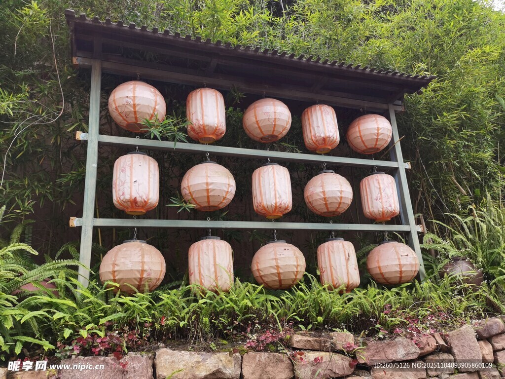 中式灯笼架上的传统灯笼