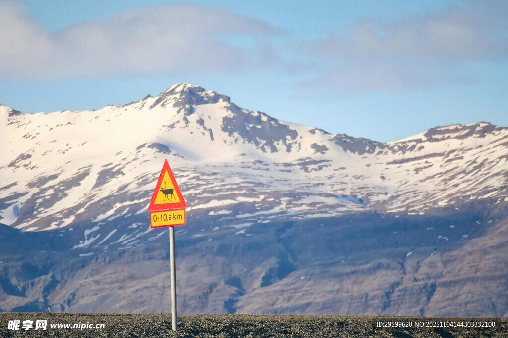 雪山旁的警示交通标志