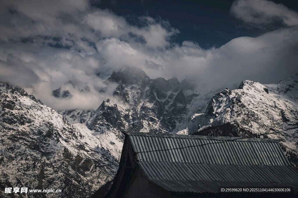 雪山下的屋顶景观