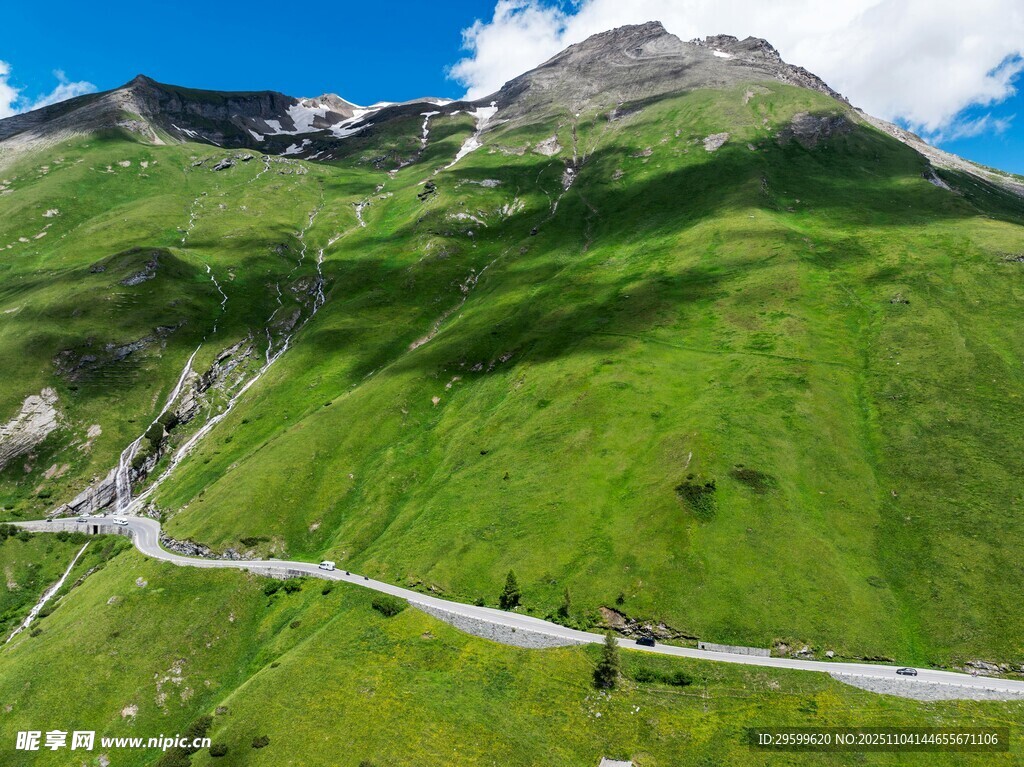 山间蜿蜒公路的秀丽风光