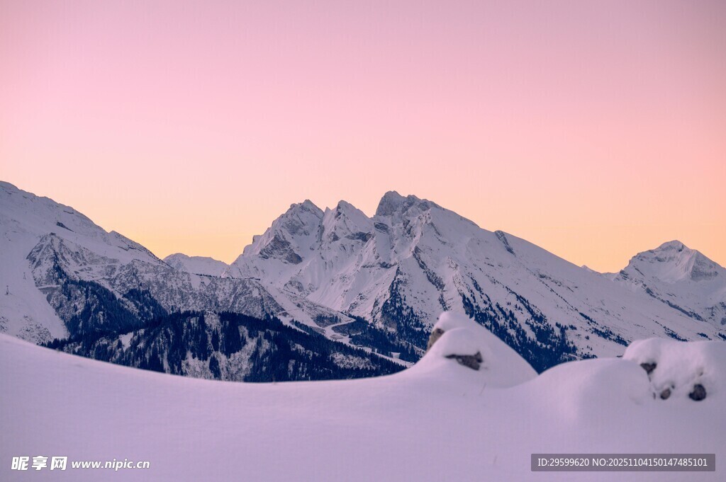 雪山壮丽日出美景
