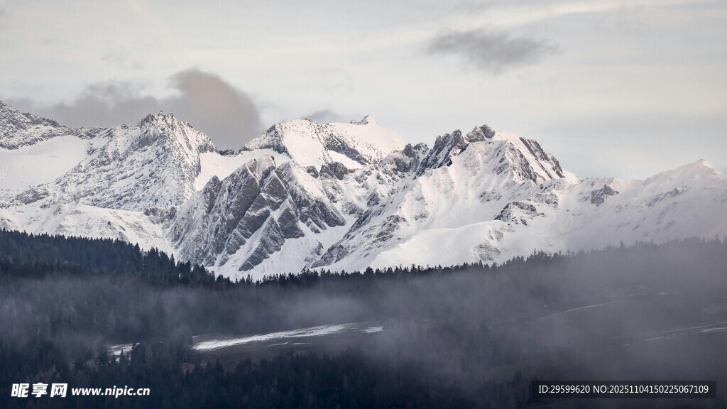 雪山云雾景观