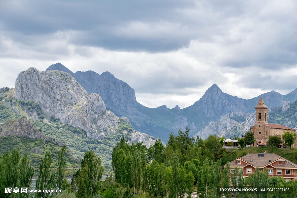 山间村落伴巍峨壮丽群山