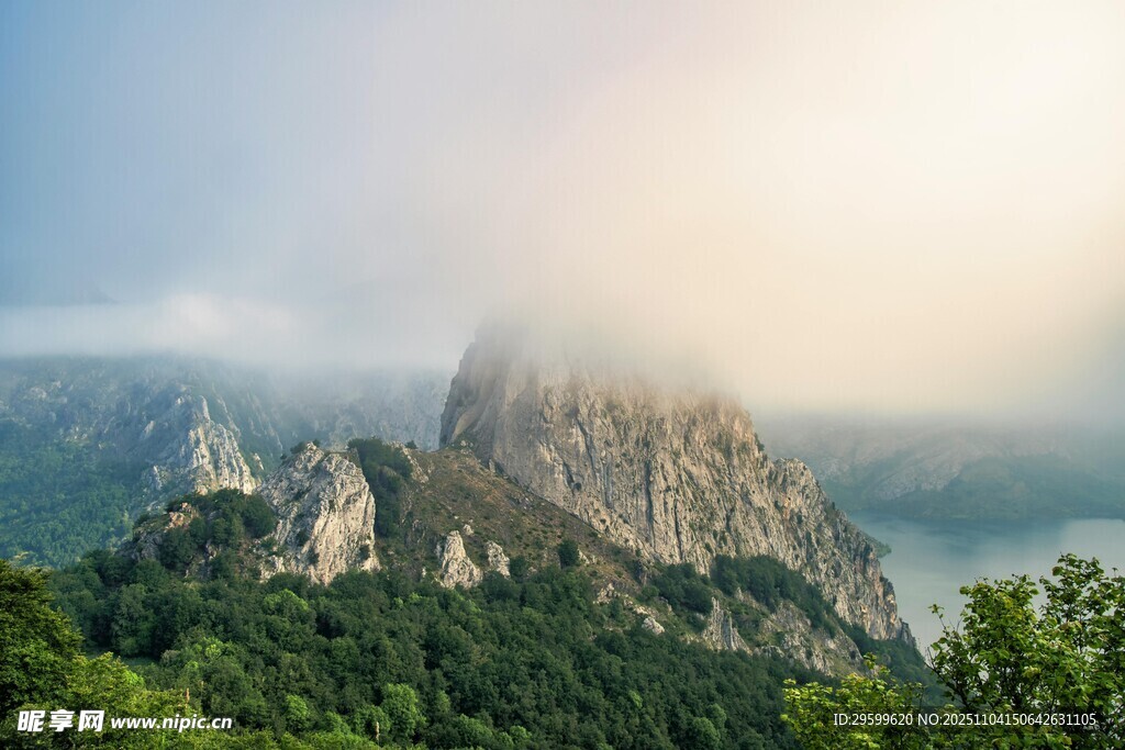 云雾缭绕的壮丽山峰景色