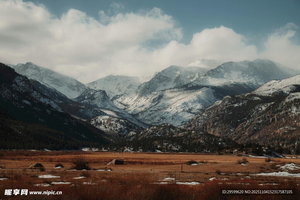 雪山下的广袤原野