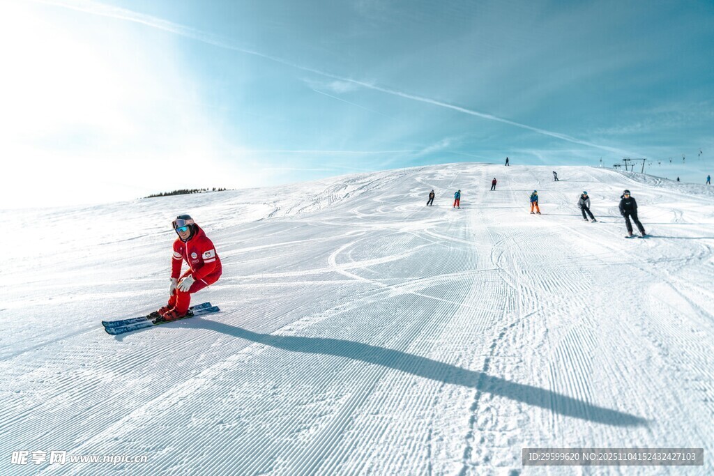 雪地滑雪者畅享冬日运动
