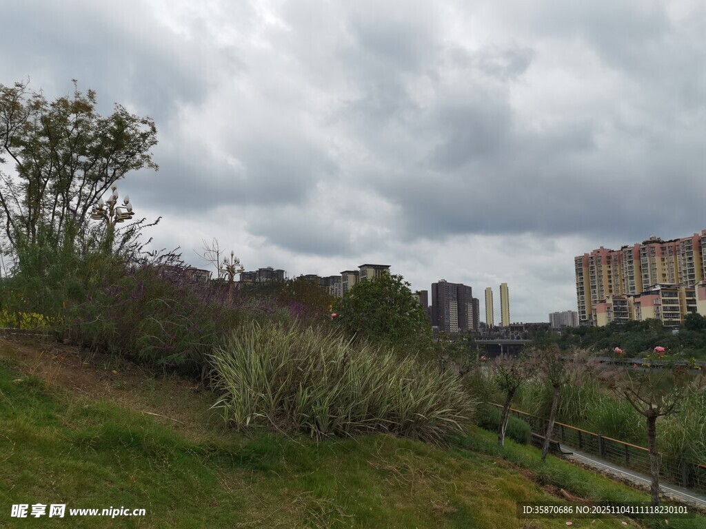 郊外风景绿植与建筑相映