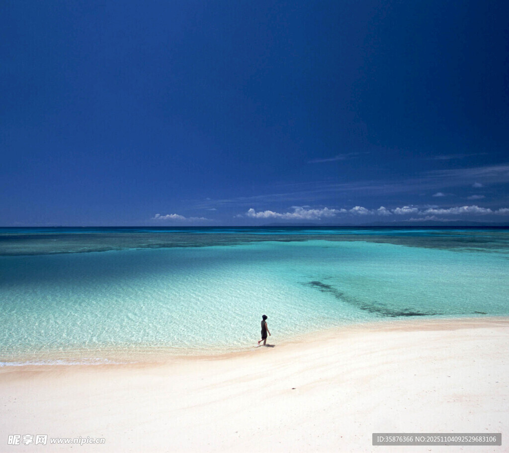 孤独旅人漫步于梦幻海滩