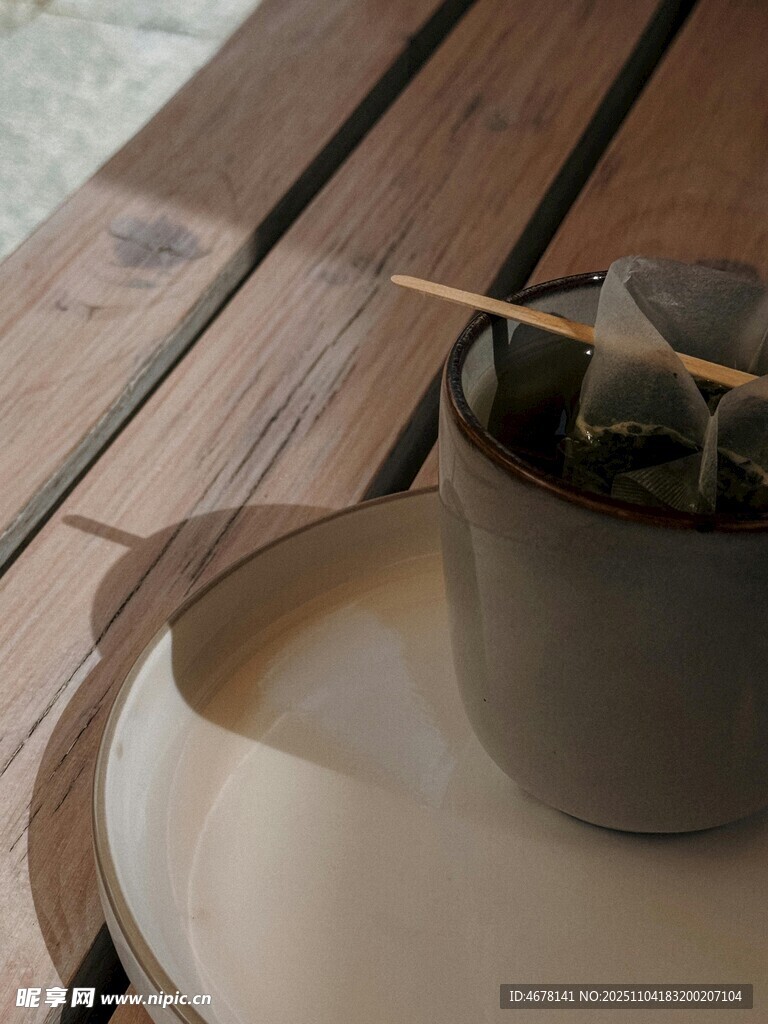 木质桌面的盆栽摆件