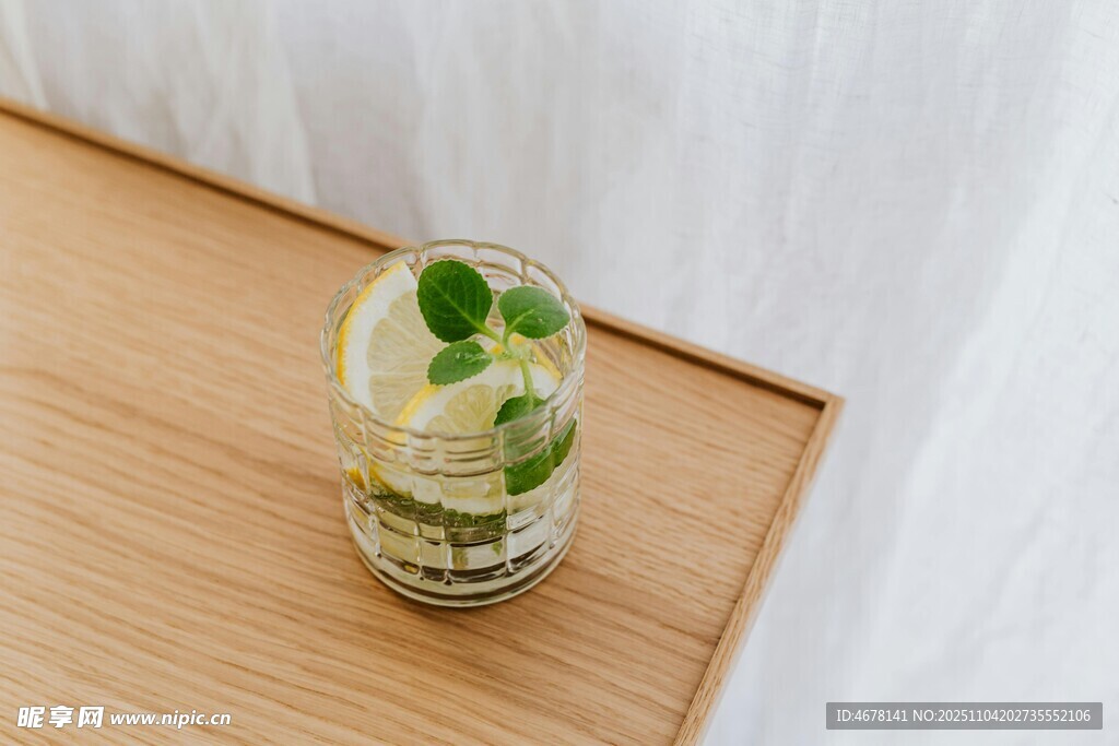 木桌上的薄荷青柠饮品
