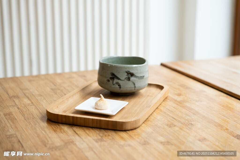 中式茶杯置于木质托盘上