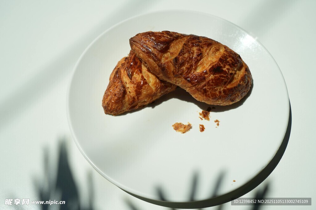 美味烤牛排置于白盘上