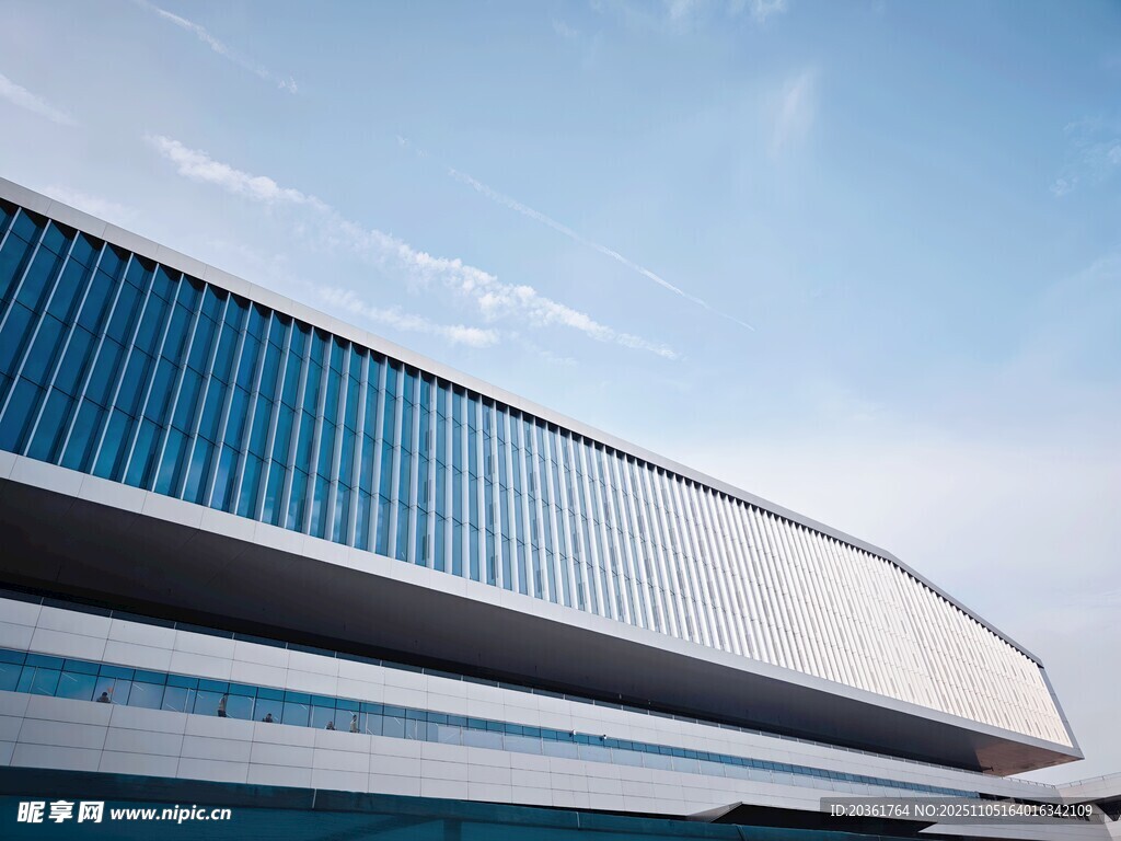 现代风格的流线型建筑外观