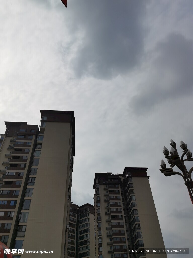 高楼矗立在阴沉天空下