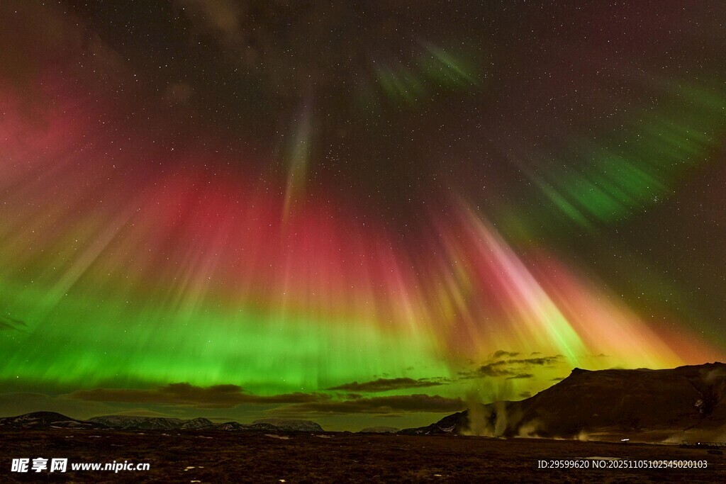 绚丽极光舞动于夜空