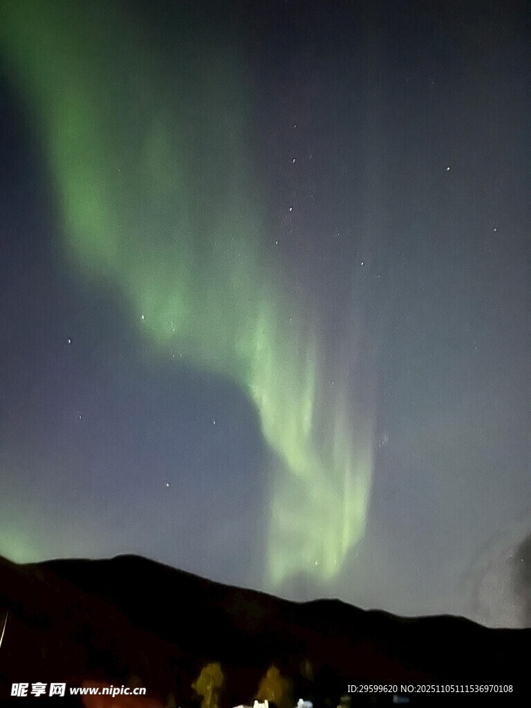夜空中绚烂的绿色极光