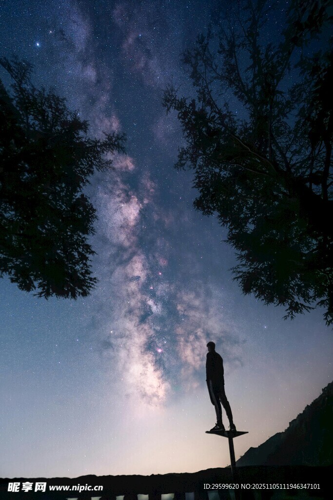 星空下的孤独身影
