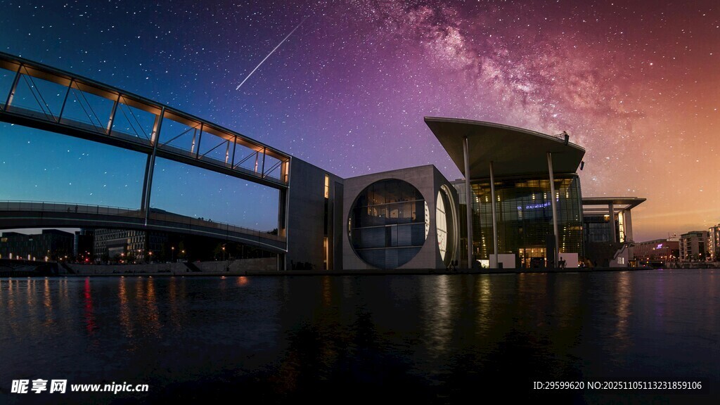 城市夜景中的桥梁与建筑