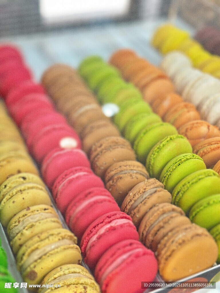 多彩马卡龙整齐陈列
