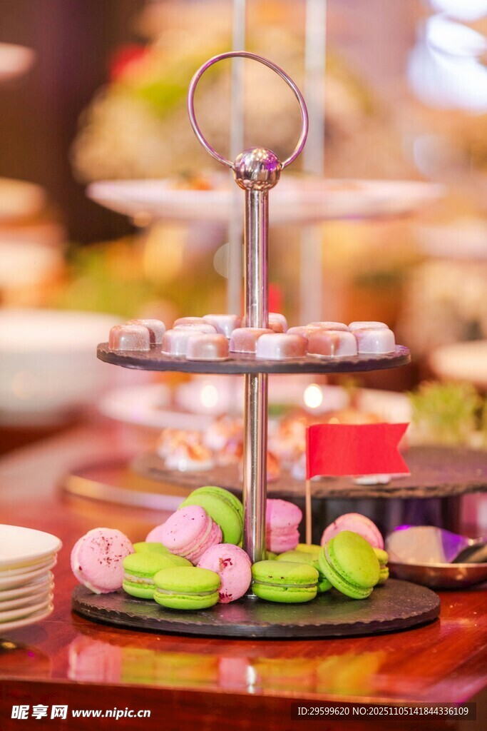 精致三层甜点架上的美食