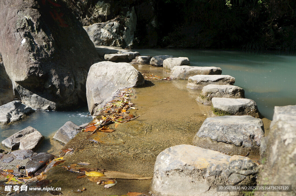 山间石径静美自然景致