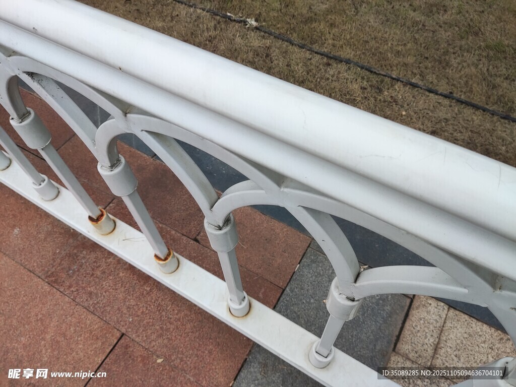 白色弧形铁艺栏杆特写