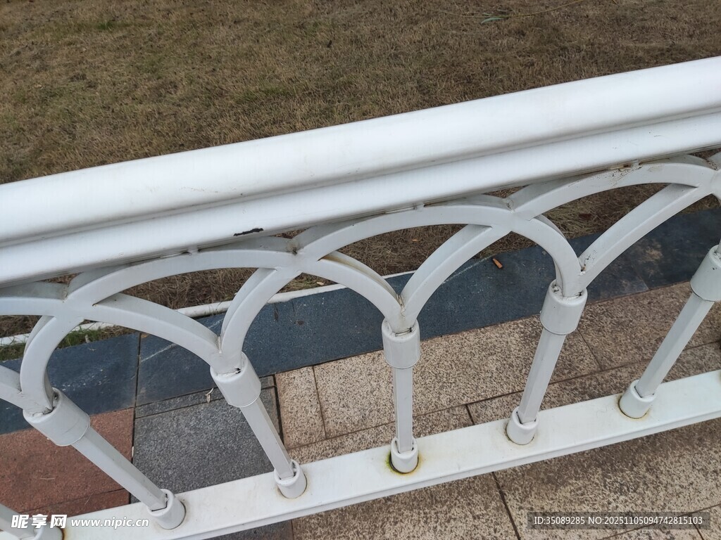 白色铁艺栏杆细节展示