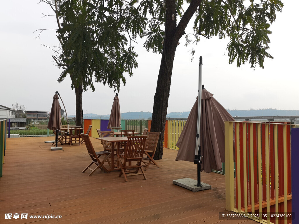 海边休闲露台桌椅遮阳伞