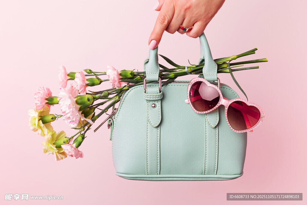 手提浅蓝包配鲜花墨镜