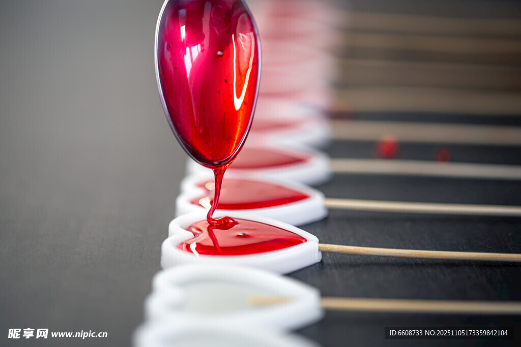 红色液体滴落在钢琴键上