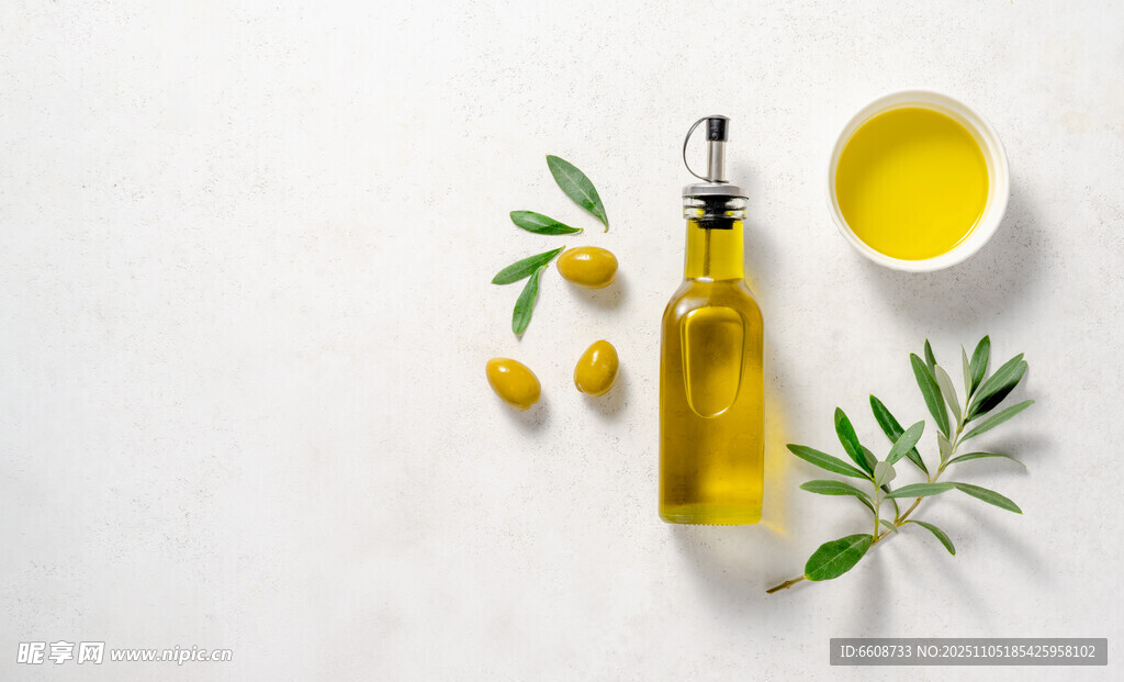 瓶装橄榄油与新鲜橄榄枝