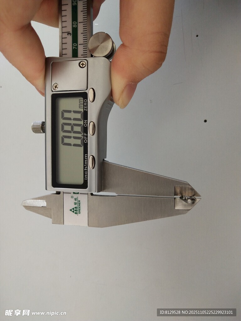 手持卡尺测量金属部件