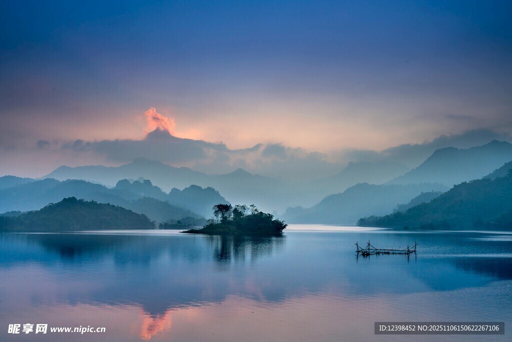 湖光山色中的静谧美景