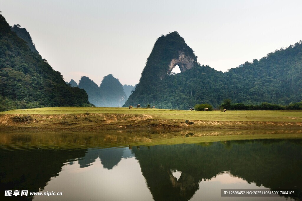 山水倒影美景如画